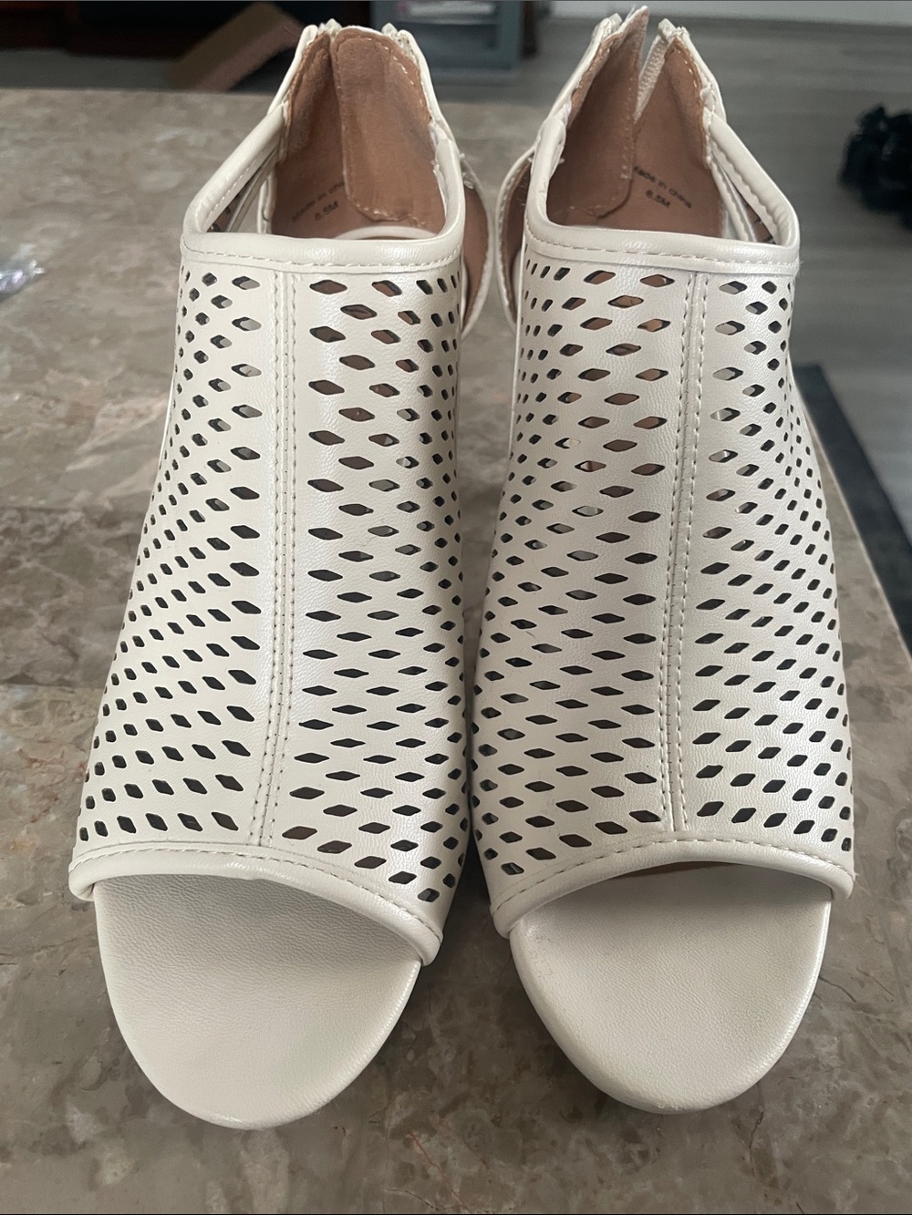 Women's cream Size 6.5 M Perforated Peep-Toe heels!  Great for summer! Worn once - Picture 2 of 4